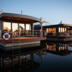 0684 Floating Village 2.0 Wasservillen Abend 05x TOP